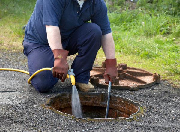 Débouchage à haute pression de WC, éviers et canalisations